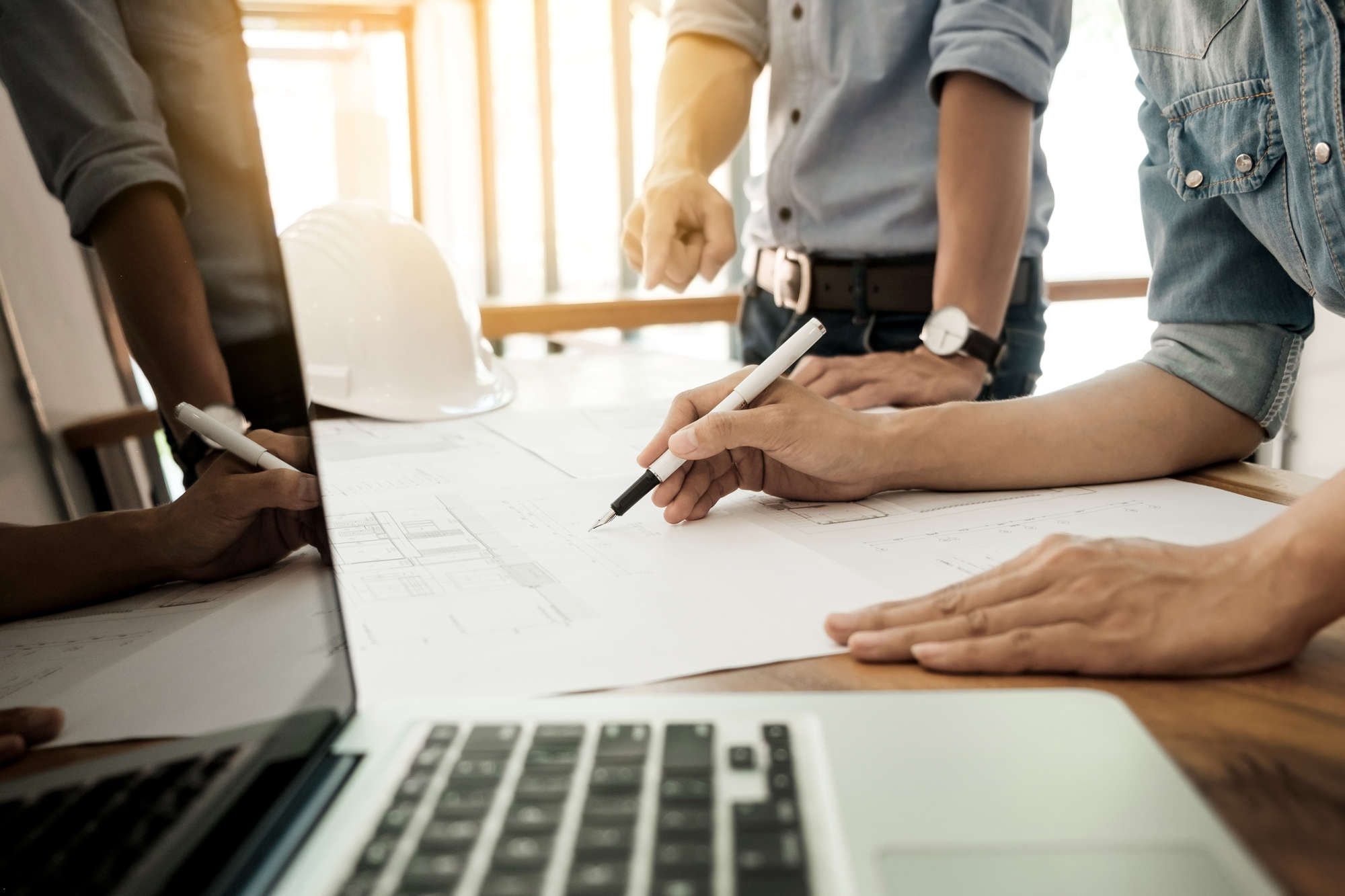 Foto de ingenieros de Brausa discutiendo sobre perfiles de acero conformados en frío